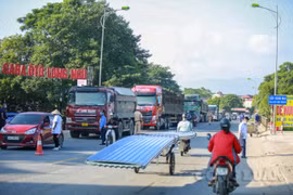 Hà Nội: Người đàn ông cầm kiếm đuổi đánh cán bộ chốt kiểm dịch