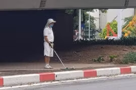Hà Nội: Phạt 1 triệu đồng đối với người đàn ông đánh golf dưới chân cầu vượt