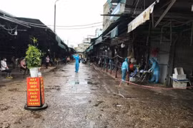 Hà Nội khẩn cấp tìm người từng đến chợ Đồng Xa