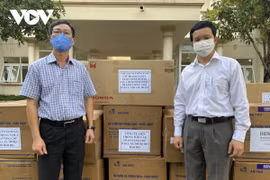 VOV Tây Nguyên tặng CDC Đắk Lắk nhiều trang thiết bị y tế chống dịch