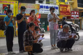 Hà Nội: Sĩ tử "bốc đề thi" sau khi thắp hương, vái vọng trước cửa Văn Miếu – Quốc Tử Giám