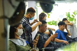 Người dân Hà Nội đổ xô đi cắt tóc, thợ hối hả làm gấp 3 lần ngày thường