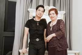 Ca sĩ Ngọc Sơn không thể về chịu tang mẹ vì dịch COVID-19
