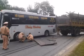 Tuyên Quang: Xe khách đấu đầu xe tải trên QL2, 15 người thoát nạn