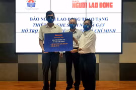 Báo Người Lao Động tặng thiết bị nghe sách nói và gậy cho người khiếm thị