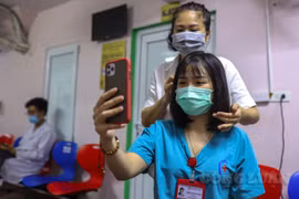 “Salon tóc đặc biệt tại bệnh viện” và “cuộc xuống tóc” cho hàng trăm y, bác sĩ lên đường chống dịch