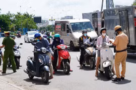 Hàng loạt tỉnh, thành kéo dài thời gian giãn cách theo Chỉ thị 16
