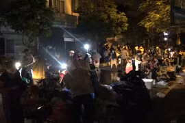 Nhiều người dân Hà Nội tụ tập, lập chợ cóc buôn bán xuyên đêm
