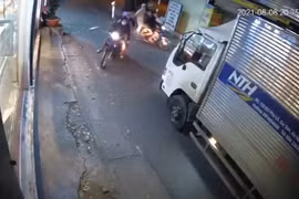 Hà Nội: Bắt giữ nhóm thanh niên mang tuýp sắt và bom xăng chuẩn bị đánh nhau ở sân vận động Mỹ Đình