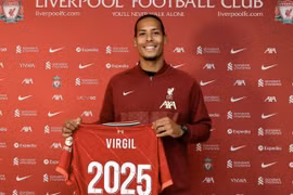 CLB Liverpool "giữ chân" thành công trung vệ Virgil Van Dijk