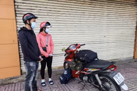Xúc động câu chuyện CSGT hỗ trợ người dân trên đường gặp khó vì dịch COVID-19