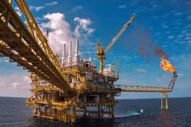 Giá xăng dầu hôm nay 31/7: Dầu Brent trở lại ngưỡng 76 USD/thùng