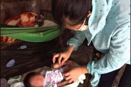 Hà Tĩnh: Bé trai sơ sinh bị bỏ rơi trong giỏ nhựa