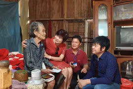 Báo Giáo dục và Thời đại thăm hỏi tặng quà mẹ Việt Nam anh hùng tại tỉnh Quảng Trị