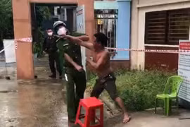 Bị nhắc nhở đeo khẩu trang, người đàn ông đấm thẳng vào mặt công an