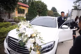 Bùi Tiến Dũng diện vest lịch lãm đi xe sang đón cô dâu Khánh Linh