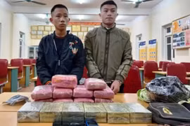 Nghệ An: Triệt phá đường dây vận chuyển trái phép chất ma túy, thu giữ 12 bánh heroin, 1kg ma túy đá