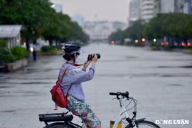 Người dân ra đường đi dạo, gặp gỡ bạn bè khi TP. HCM "bình thường mới"