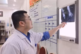 Bé gái nát tay vì vô tình cho tay vào máy xay hoa quả