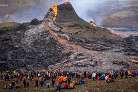Khoảnh khắc núi lửa tại Iceland phun trào tuyệt đẹp được ghi lại bởi flycam