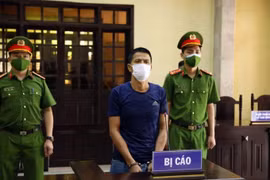 Hà Nội: Tuyên phạt 33 tháng tù giam đối với người đàn ông túm cổ Công an tại chốt kiểm dịch