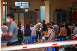 Hà Nội: Rất đông người dân chờ tới tối ở phường Mễ Trì vẫn chưa xin được giấy đi đường
