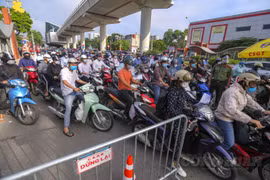 Hà Nội: Ùn tắc nghiêm trọng tại chốt kiểm soát "vùng đỏ" vào sáng đầu tuần
