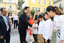 Chủ tịch Quốc hội Vương Đình Huệ gặp gỡ cộng đồng người Việt tại 6 nước châu Âu
