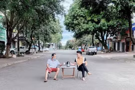 Gia Lai: Xử phạt 6 triệu đồng hai người đàn ông khoe uống trà giữa đường trong mùa dịch