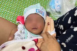 Thanh Hóa: Phát hiện bé trai sơ sinh bị bỏ rơi dưới chân núi