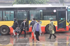 Hà Nội: Dừng thực hiện giãn cách hành khách trên phương tiện vận tải