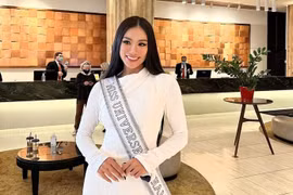 Kim Duyên rạng rỡ trong tà áo dài truyền thống tại Miss Universe
