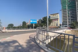 Hà Nội: Người dân phấn khởi khi cầu Yên Hòa mới được đưa vào sử dụng