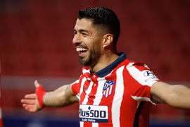 Luis Suarez phá kỷ lục ghi bàn của Ronaldo