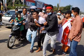 Cảnh sát Myanmar bắn đạn cao su giải tán cuộc biểu tình, ba người bị thương