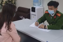 Hà Nội: Nữ giám đốc tặng quà Tết bạn bằng pháo hoa nổ