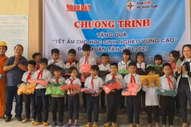 Báo Nhân Dân trao hơn 200 áo ấm cho học sinh dân tộc thiểu số tại tỉnh Kon Tum