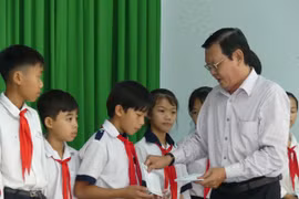 Báo SGGP và Hội Nhà báo TPHCM tặng học bổng cho học sinh nghèo hiếu học huyện Tân Biên