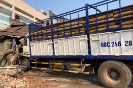 Đồng Nai: Tai nạn giao thông kinh hoàng khiến xe tải tông sập nhà dân