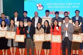 Hội Nhà báo Hà Tĩnh khen thưởng 2 tập thể và 33 hội viên xuất sắc cơ sở