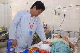 Đắp lá sim điều trị vết thương, người phụ nữ phải cắt cụt chân