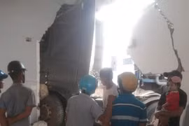 Đắk Lắk: Xe bồn mất lái đâm thẳng vào nhà dân