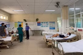 Hơn 30 học sinh phải nhập viện, nghi ngộ độc do chơi đất nặn slam