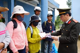 Báo Công an nhân dân mang quà Tết đến người dân Bắc Trà My