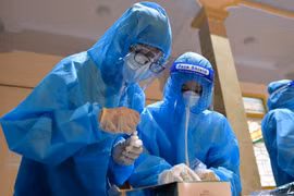 Nghệ An: Phát hiện 8 mẫu dương tính với SARS-CoV-2 trong quá trình test nhanh tại TP. Vinh