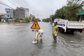 Mưa xối xả kéo dài, nhiều tuyến đường ở thành phố Hà Tĩnh ngập sâu trong nước