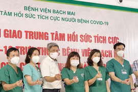 Xúc động chia tay các bác sĩ ở bệnh viện dã chiến số 16