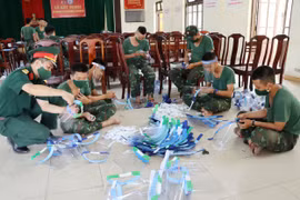 Huế: Sản xuất trên 5 ngàn tấm chắn giọt bắn tặng nước bạn Lào phòng chống dịch Covid-19