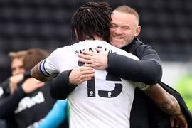Đội bóng của Rooney đối diện nguy cơ xuống hạng vì án phạt