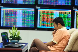 Chứng khoán tuần 17 -19/2: Nhà đầu tư thận trọng, giao dịch giằng co